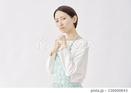 エプロンをつけた女性　ファイティングポーズ　白背景 136600643