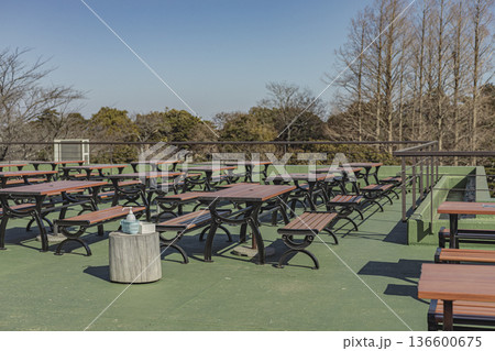 伊豆シャボテン動物公園 誰もいない屋外テラス ベンチとテーブルの風景 136600675
