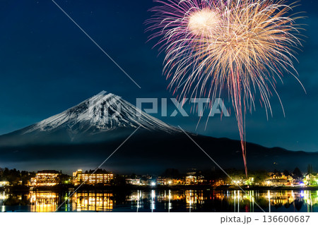 富士山と花火 ~河口湖冬花火~ 富士山と花火 ~河口湖冬花火~ 136600687