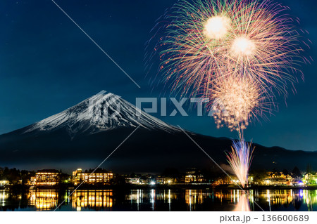 富士山と花火　～河口湖冬花火～ 136600689