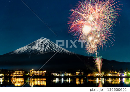 富士山と花火　～河口湖冬花火～ 136600692