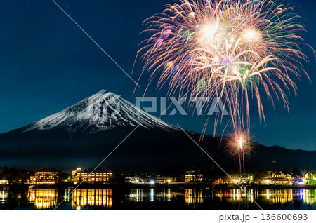 富士山と花火 ~河口湖冬花火~ 富士山と花火 ~河口湖冬花火~ 136600693