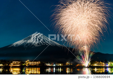 富士山と花火 ~河口湖冬花火~ 富士山と花火 ~河口湖冬花火~ 136600694