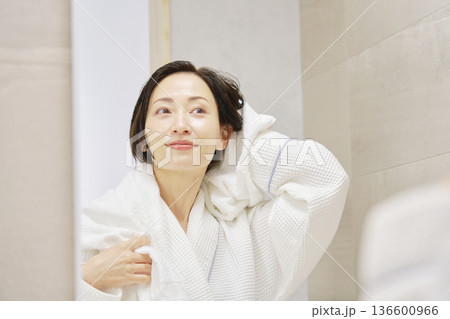 お風呂上がりに濡れている髪をバスタオルで拭く女性 136600966