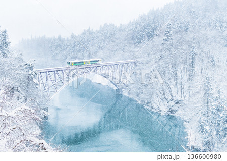 只見線　第一只見川橋梁の雪景色 136600980