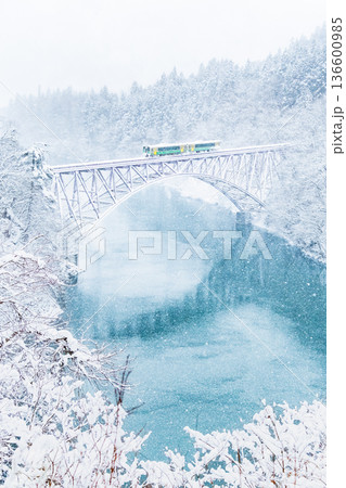 只見線　第一只見川橋梁の雪景色 136600985