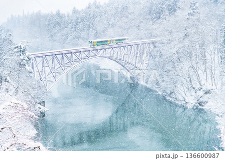 只見線　第一只見川橋梁の雪景色 136600987