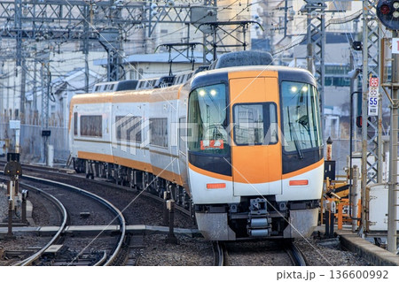 近鉄名古屋線を走る22000系スタンダード特急 136600992