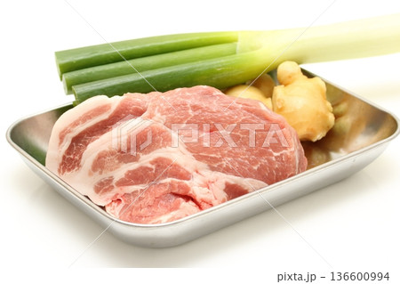 豚肉と香味野菜 136600994
