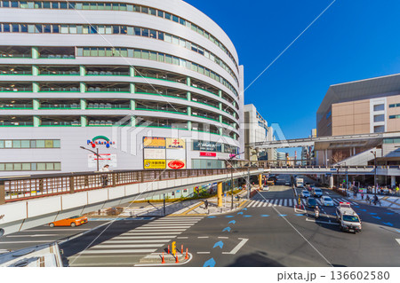 東京都の都市風景　多摩モノレール立川北駅から立川北駅前交差点方向 136602580
