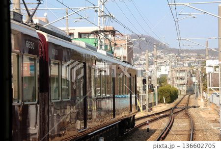 阪急甲陽園線の夙川駅から苦楽園口へ向かう電車 阪急甲陽園線の夙川駅から苦楽園口へ向かう電車 136602705
