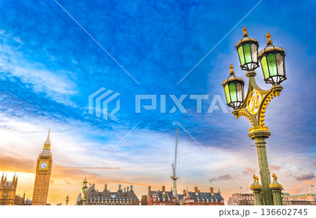 ロンドン ウェストミンスター橋の街路灯とエリザベス・タワー 夕景 ロンドン ウェストミンスター橋の街路灯とエリザベス・タワー 夕景 136602745