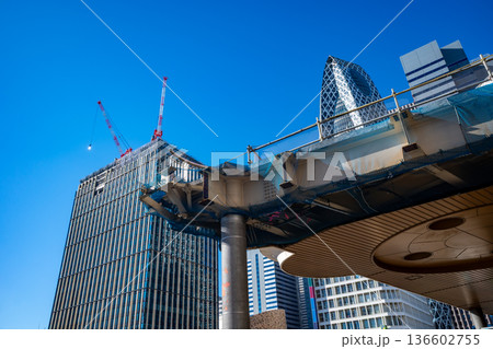 再開発工事中の新宿駅西口駅前風景 2026.01　b-1 136602755
