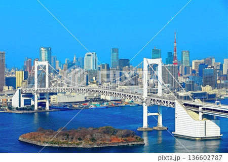 【東京都】晴天のレインボーブリッジ（東京ウォーターフロント） 136602787