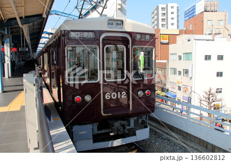 阪急伊丹駅に停車する塚口行きの車両 阪急伊丹駅に停車する塚口行きの車両 136602812