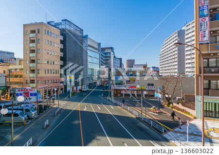 東京都の都市風景　立川北駅前から緑川通りを見る 136603022