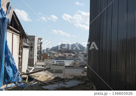 再開発が進む港町の路地裏と老朽建物の風景 136603026