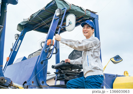 フォークリフトに乗り込む男性作業員 136603063