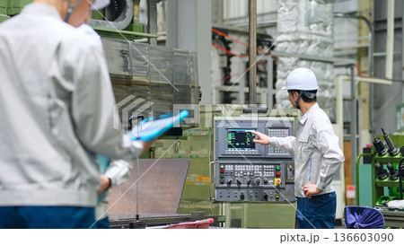 工場で働く作業員グループ 136603090