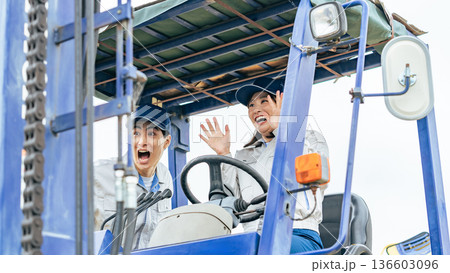 フォークリフトを操作しながらびっくりする作業員グループ フォークリフトを操作しながらびっくりする作業員グループ 136603096