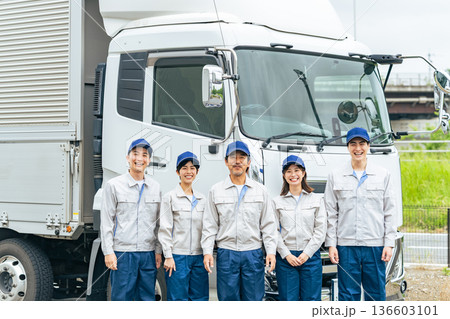 トラックの前に並ぶ作業員のグループ トラックの前に並ぶ作業員のグループ 136603101
