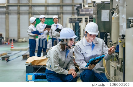 工場で働く作業員グループ 136603103