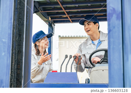 フォークリフトを操作する作業員グループ 136603128