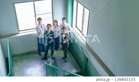 室内に並ぶ会社従業員の集合社員 室内に並ぶ会社従業員の集合社員 136603135