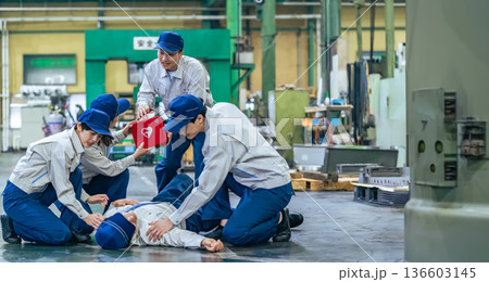 工場で倒れた作業員をAEDで救護するグループ 工場で倒れた作業員をAEDで救護するグループ 136603145