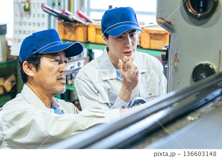 工場で機械を操作する男性作業員のグループ 工場で機械を操作する男性作業員のグループ 136603148