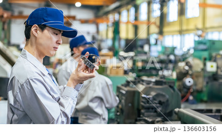 工場で製品を検品する男性作業員 工場で製品を検品する男性作業員 136603156