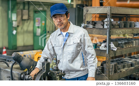 工場で機械を操作する男性作業員 136603160
