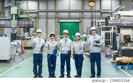工場の中でガッツポーズする作業員グループ 工場の中でガッツポーズする作業員グループ 136603164