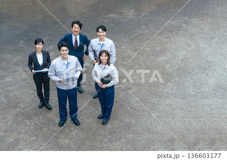屋外に並ぶ会社従業員の集合写真 136603177