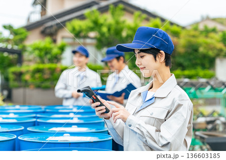 ドラム缶を検査する作業員グループ 136603185