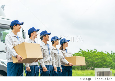 トラックの前に並ぶデリバリースタッフのグループ 136603187