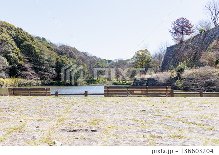 明石公園の石畳と池 136603204