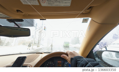 冬道の運転（POV撮影） 136603350