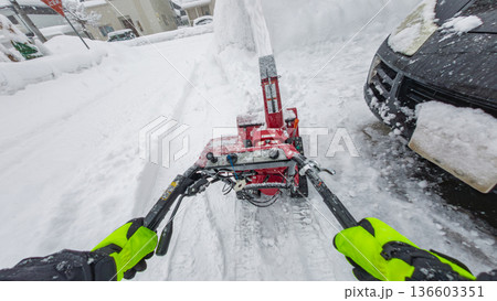 除雪機を使用する主観映像(POV撮影) 除雪機を使用する主観映像(POV撮影) 136603351