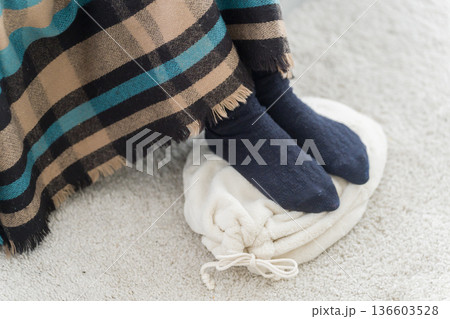 湯たんぽを使う冷え性の女性（足元） 136603528