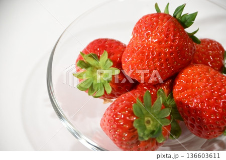 ツヤのあるイチゴ ツヤのあるイチゴ 136603611