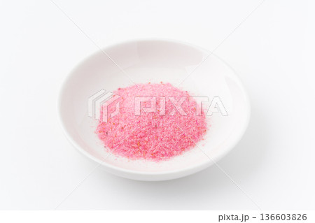 白背景にお皿に入った桜でんぶ 白背景にお皿に入った桜でんぶ 136603826