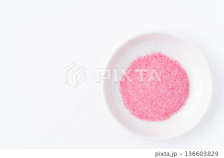 白背景にお皿に入った桜でんぶ 136603829