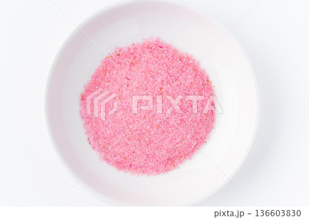 白背景にお皿に入った桜でんぶ 白背景にお皿に入った桜でんぶ 136603830