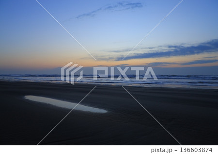 美しい海岸の朝焼け 美しい海岸の朝焼け 136603874