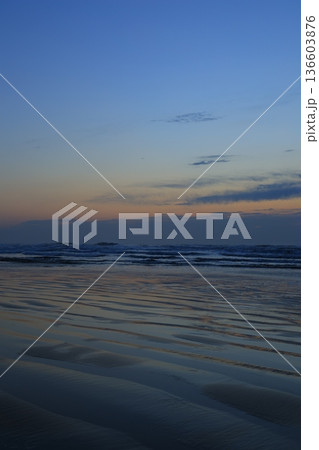 美しい海岸の朝焼け 136603876