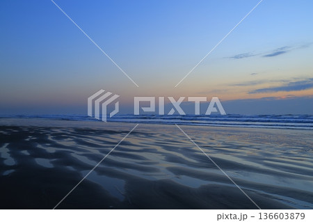 美しい海岸の朝焼け 美しい海岸の朝焼け 136603879