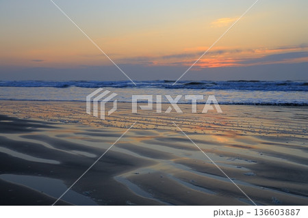 美しい海岸の朝焼け 美しい海岸の朝焼け 136603887