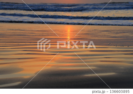 美しい海岸の朝焼け 美しい海岸の朝焼け 136603895