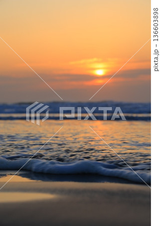 美しい海岸の朝焼け 美しい海岸の朝焼け 136603898